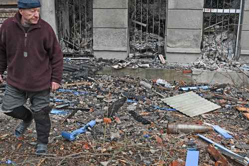 Un hombre observa un proyectil sin explotar en Bakhmut, lugar de duras batallas con las tropas rusas en la región de Donietsk.