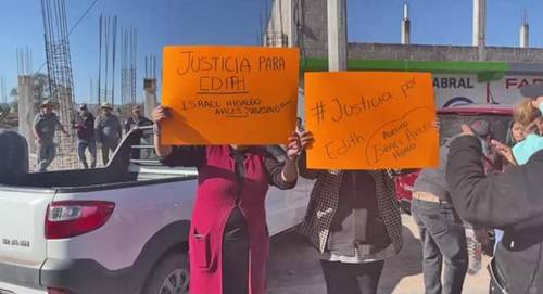 Vecinos de Edith Olvera, quien fue encontrada sin vida ayer en el municipio de Acatlán, Hidalgo, bloquearon la carretera que une esa localidad con Tulancingo para exigir justicia a las autoridades.
