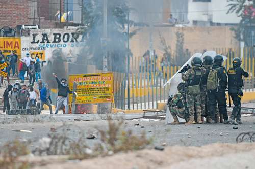 Choques entre manifestantes y fuerzas del orden en la carretera Panamericana Norte, ayer en la ciudad de Arequipa.