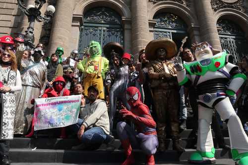  Artistas urbanos, cantantes, botargas y maquillistas protestaron afuera del Congreso local para exigir espacios en el Centro Histórico para trabajar.