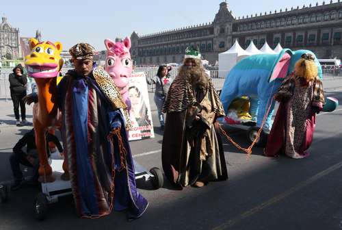  Asimismo, Reyes Magos demandaron frente al Antiguo Ayuntamiento que les asignen sitios para ejercer su actividad. Foto Alfredo Domínguez