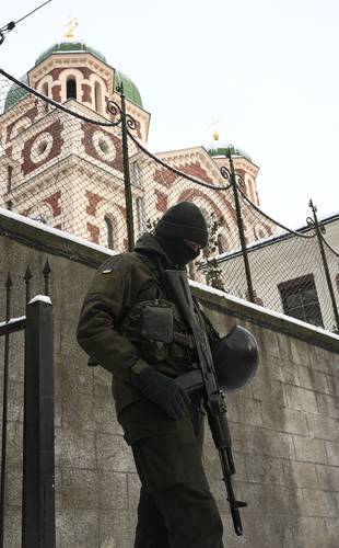 Un guardia ucranio vigila la Catedral de San Jorge durante una operación en sitios religiosos de Leópolis, luego de que Kiev acusó a la Iglesia ortodoxa de tener vínculos con Moscú.