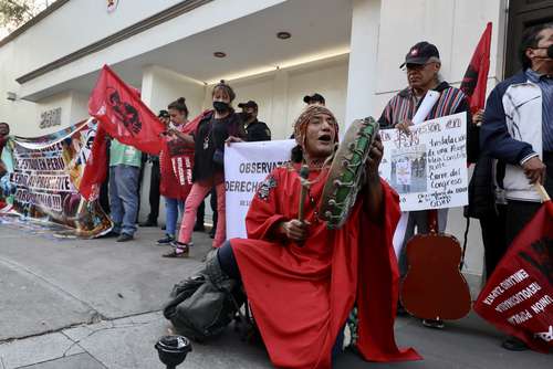 APOYO EN CDMX AL DEPUESTO PEDRO CASTILLO. Integrantes de organizaciones civiles se manifiestan afuera de la embajada de Perú en México, en repudio a la destitución de Pedro Castillo.