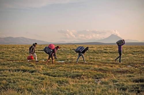 En 2023, los países de América Latina se verán enfrentados a un contexto internacional desfavorable que impulsa la migración. Imagen de una familia que cruza sin documentos de Bolivia a Chile.