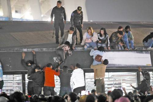 Miles de fans del cantante Bad Bunny no pudieron ingresar al concierto que se realizó el 9 de diciembre en el Estadio Azteca por un problema con los boletos.