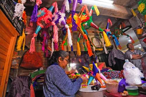 La familia Robles Núñez, originaria del municipio de Xonacatlán, estado de México, tiene medio siglo elaborando piñatas, lo que consideran una tradición. Fabricar las artesanías les toma casi todo el año, desde la realización de los moldes con papel reciclado, el enconamiento y culminan con el adornado de diferentes tamaños y vibrantes colores.