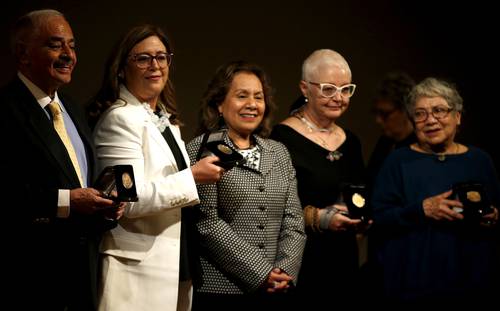 En la imagen, Sabido, Ortiz, Lucina Jiménez, Sofía Álvarez, viuda de Bonilla, e Irma Palacios, durante la entrega de las preseas.