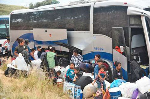 Decenas de familias indígenas del municipio de Tlapa de Comonfort, Guerrero, partieron ayer en 14 camiones rumbo a los campos agrícolas de Sinaloa y Guanajuato, donde laborarán medio año.  Tlachinollan