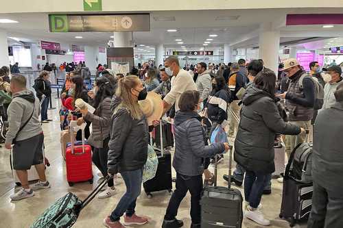 Los pasillos del aeropuerto ya lucían saturados ayer y se espera que aumente aún más el flujo.