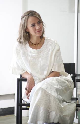 La novela de María Julia Hidalgo se presentó en el contexto de la exposición Ellas, que rinde homenaje a las artistas que abrieron espacios de expresión a las nuevas generaciones de creadoras. En la imagen, la autora en la presentación de su libro.