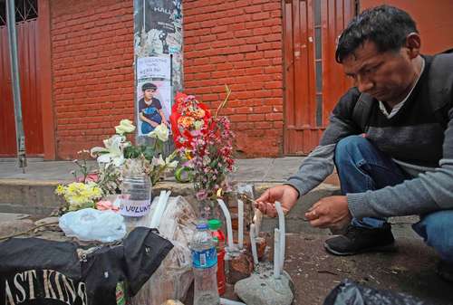 Los funerales de al menos cuatro de las víctimas de Ayacucho se llevaron a cabo ayer. En las calles de dicho departamento, los pobladores han colocado altares luctuosos.