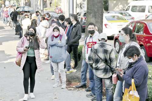 Decenas de personas hacen fila para realizarse pruebas rápidas del virus en México y pedir su incapacidad en el IMSS.