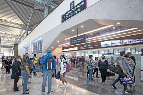 El presidente Andrés Manuel López Obrador aseguró que la saturación de la terminal aérea capitalina puede acabar si se utiliza el aeropuerto Felipe Ángeles.