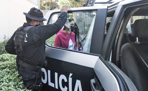 Lizbeth Victoria Huerta, ex presidenta municipal de Asunción Nochixtlán, Oaxaca, a su salida del juzgado especializado en materia de justicia para adolescentes el pasado 15 de diciembre, luego de que la juez María Teresa Quevedo reclasificó el delito de desaparición forzada del cual se le acusaba y lo cambió por el de obstrucción de búsqueda, lo cual le permitiría quedar libre en poco tiempo.