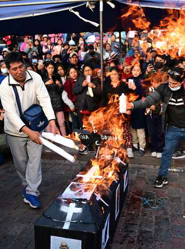 Partidarios del derrocado presidente Pedro Castillo prendieron fuego a un ataúd falso de Dina Boluarte, durante una protesta en la plaza central de Cusco.