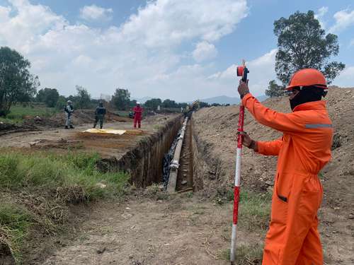 Trabajadores de Pemex embovedaron ayer ductos de combustible en ejidos del municipio mexiquense de Otumba para evitar la extracción ilegal de hidrocarburos. El estado de México ocupó el segundo lugar con más denuncias iniciadas por este delito.