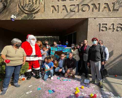 Frente a la sede del Partido Acción Nacional, vecinos exigieron justicia por las víctimas del cártel inmobiliario de la alcaldía Benito Juárez por medio de una antiposada, en la cual rompieron una piñata en forma de edificio, llena de billetes falsos, juguetes y confeti, haciendo alusión a la riqueza ilegal de la que se han beneficiado los panistas.