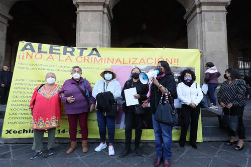 Habitantes de San Gregorio Atlapulco ofrecieron una conferencia de prensa afuera del edificio del Gobierno de la Ciudad de México en la que denunciaron la criminalización de que son objeto por autoridades de la alcaldía de Xochimilco.