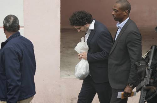 El fundador de FTX, Sam Bankman-Fried, es escoltado al salir del Tribunal de Primera Instancia en Nassau, Bahamas.