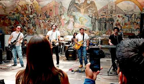 The Quiet Brothers, en la estación Universidad.