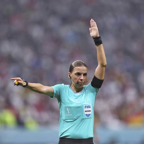 La francesa Stéphanie Frappart hizo historia al ser la primera en arbitrar un partido en el Mundial de varones.