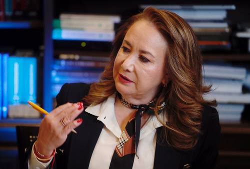 Tras licenciarse en derecho, Yasmín Esquivel acreditó dos especialidades, una maestría en la Universidad Anáhuac y un doctorado por la Complutense de Madrid.