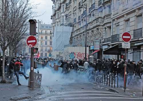 Agentes de la policía francesa lanzaron gas contra una multitud que reclama por el tiroteo.