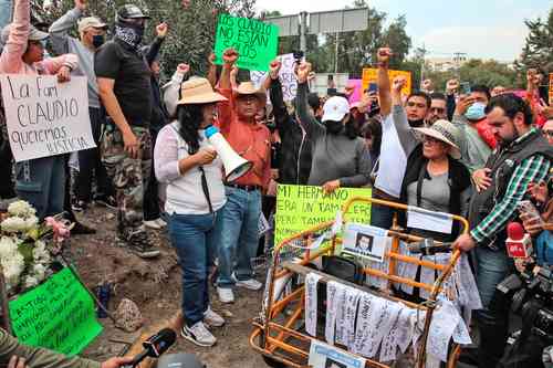 Parientes y amigos de Jorge Claudio bloquearon durante dos horas ambos sentidos de la autopista México-Querétaro para exigir justicia por su homicidio y acusaron que la fiscalía mexiquense dejó en libertad al conductor que lo arrolló la víspera de la Navidad, a pesar de que existieron agravantes en el accidente.