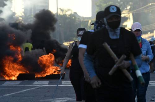 Simpatizantes de Fernando Camacho incendiaron llantas para confrontar a la fuerza pública, que intentaba dispersar las manifestaciones.