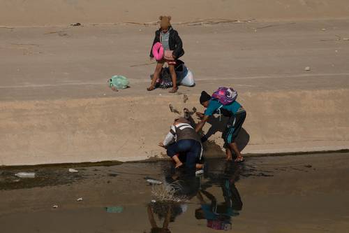 Una familia procedente de Nicaragua que cruzó el pasado martes el río Bravo hacia EU.