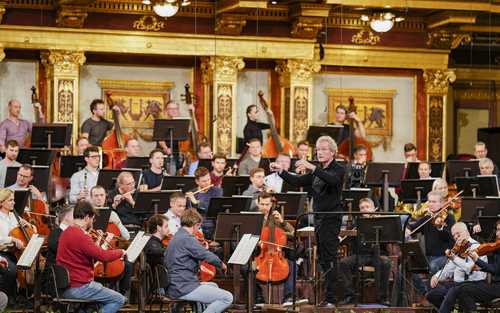 La Orquesta Filarmónica de Viena ofrecerá mañana el tradicional concierto de Año Nuevo desde la sala Dorada del Musikverein de la capital austriaca, el cual será transmitido a más de 90 países. Franz Welser-Möst llevará la batuta por tercera vez en ese concierto, que en esta ocasión celebra su edición 83. El recital finalizará con el tema Marcha Radetzky, de Johann Strauss padre. En la imagen, el director austriaco durante uno de los ensayos para la presentación con la que arrancará 2023.