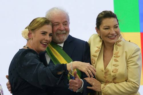 Lula, Beatriz Gutiérrez Müeller (a la izquierda), y la esposa del mandatario brasileño, Rosángela Silva, ayer, durante la ceremonia de investidura.