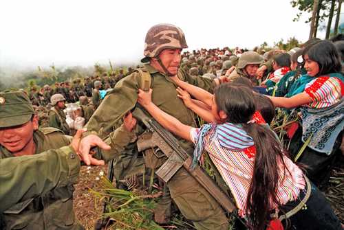 En la imagen, captada el 3 de enero de 1998 por Pedro Valtierra, fundador de La Jornada, una mujer tsotsil increpa a un soldado en Chenalhó, Chiapas, 10 días después de la matanza de Acteal.