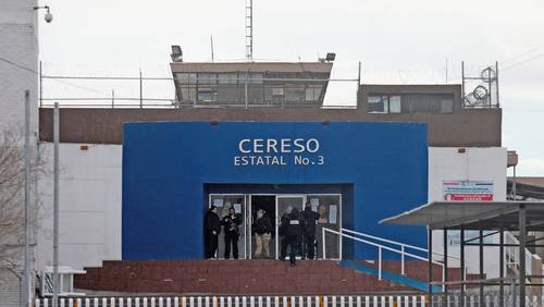 Acceso al Centro de Reinserción Social número 3 de Ciudad Juárez, Chihuahua, donde el número de muertos tras el ataque del pasado domingo se elevó a 17 y el de reos fugados a 30.