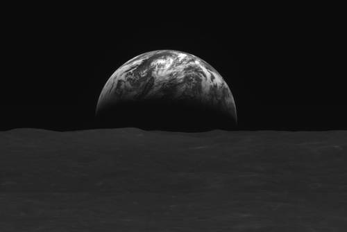 La primera sonda lunar de Corea del Sur, Danuri, transmitió asombrosas fotografías en blanco y negro de la superficie lunar y de la Tierra, informó el centro espacial surcoreano. La nave despegó en agosto desde Estados Unidos a bordo de un cohete de SpaceX y se insertó en la órbita lunar en diciembre, después de un vuelo prolongado para ahorrar combustible. Estas imágenes se tomaron a menos de 120 kilómetros de la superficie lunar, según comunicado del Instituto Coreano de Investigaciones Aeroespaciales. Las fotos y videos serán “utilizados para seleccionar los sitios susceptibles de acoger un alunizaje en 2032”, añadió.