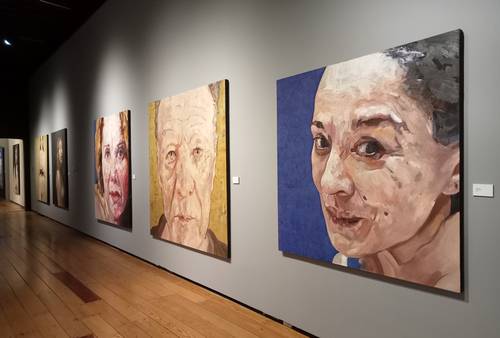 Piezas para un museo está integrada por 45 óleos de retratos, desnudos femeninos y un par de autorretratos. Las piezas se constituyen a través de conceptos artísticos como el simbolismo no narrativo y la figuración expresionista, de acuerdo con el texto de Fernando V. Bellizzia que recibe al visitante al iniciar el recorrido.