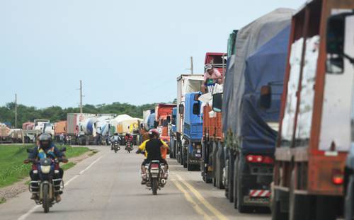 Camiones de carga quedaron varados en una autopista debido a los bloqueos existentes en la entrada a la ciudad de Santa Cruz.
