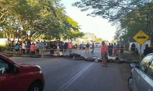 Después de 72 horas de impedir el ingreso a la zona arqueológica, manifestantes y autoridades del INAH no han logrado un acuerdo.