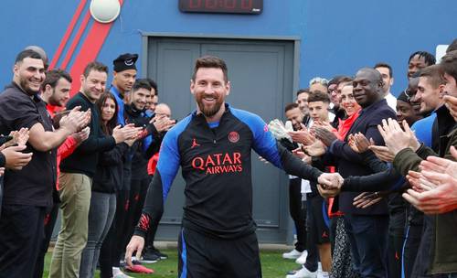 Compañeros y staff del club parisino recibieron así a Leo, quien regresa a los entrenamientos como flamante monarca mundial tras conquistar la Copa con Argentina.