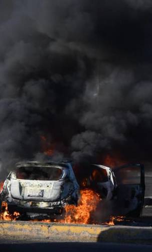 Desde la madrugada del jueves, criminales del narco despojaron de sus vehículos a ciudadanos y les prendieron fuego para bloquear calles en Culiacán.