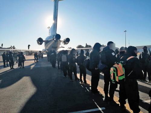 Ayer fueron trasladados en un avión militar 81 internos del penal de Cieneguillas, en Zacatecas, a los centros federales de readaptación social de Oaxaca y Chiapas.