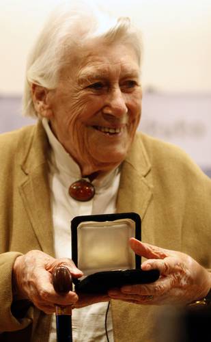  Joy Lavilleal recibir la Medalla Bellas Artes en 2012. La pintora llegó a México con su hijo en 1956. Foto archivo