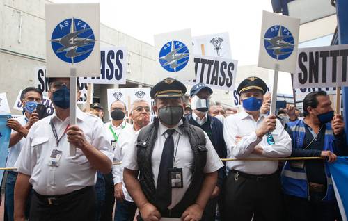 El 28 de agosto de 2010, la aerolínea realizó su última operación, y en abril de 2014 fue declarada en quiebra. En la imagen, trabajadores de esa empresa durante una protesta en 2020 en el aeropuerto capitalino.