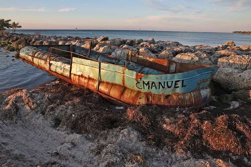 Un bote que quedó en la costa de Key West, Florida, después de transportar migrantes cubanos.