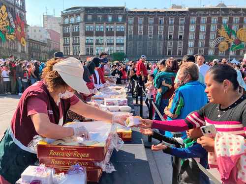 Familias que acudieron con los reyes del hogar fueron pacientes para recibir una porción de rosca.