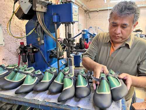  Especializados en el calzado artístico, usan técnicas tradicionales para cortar y hormar, ayudados por máquinas. Foto María Luisa Severiano
