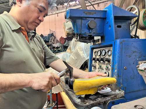  Especializados en el calzado artístico, usan técnicas tradicionales para cortar y hormar, ayudados por máquinas. Foto María Luisa Severiano