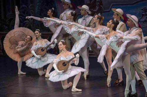 El Ballet Clásico Internacional interpretó La bella durmiente en el auditorio Maestro Padilla, en Almería, España. La puesta en escena cuenta con la música clásica del compositor Chaikovski, la coreografía de A. Sharaev y Mariana Rusu, y dirección de Andrey Sharaev, en colaboración con el Ballet Real Checo y el de Milán. En la imagen, una escena de la puesta.