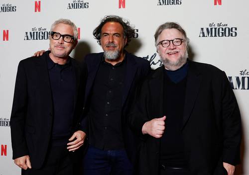 De izquierda a derecha, Alfonso Cuarón, Alejandro González Iñárritu y Guillermo del Toro asisten a Three Amigos in Conversation de Netflix.