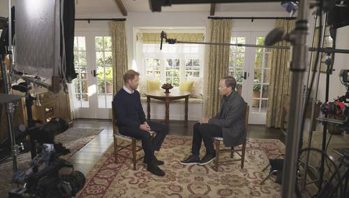 Captura de pantalla sin fecha emitida por ITV muestra al príncipe Harry (izquierda) durante una entrevista con Tom Bradby.